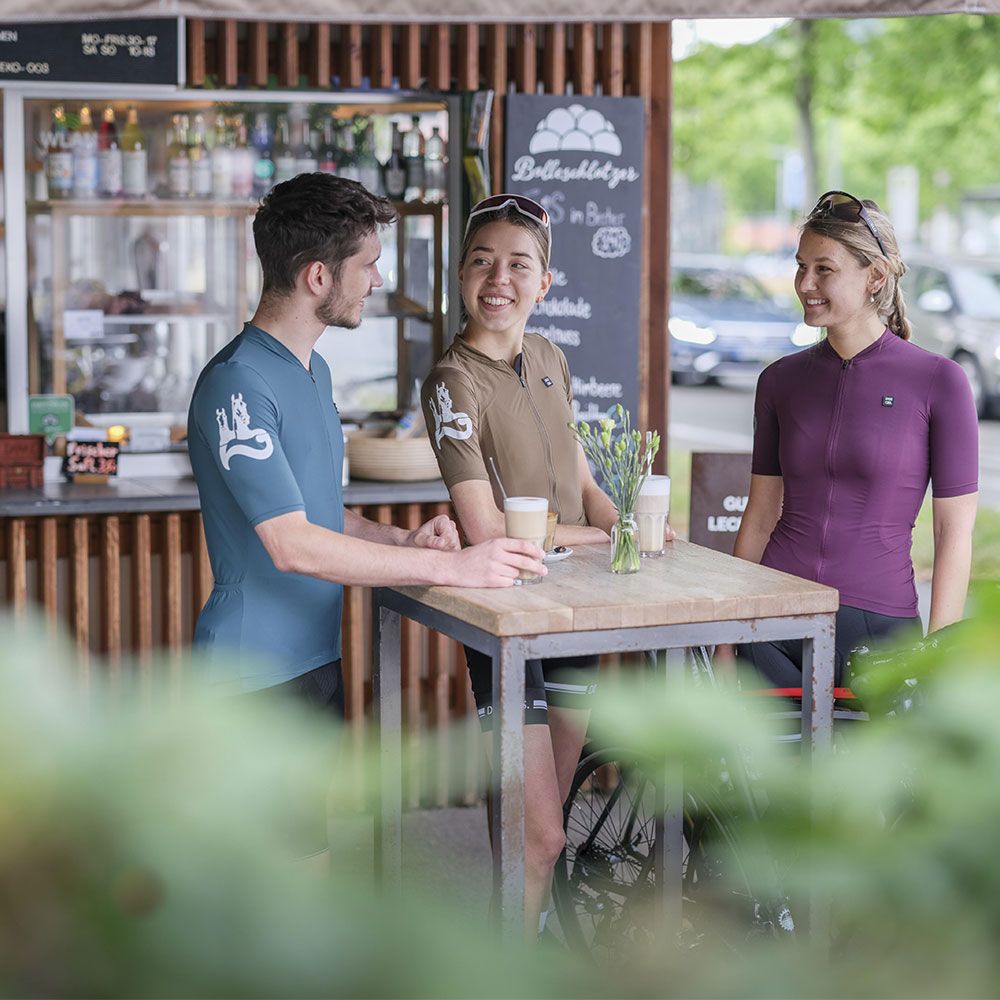 Freiburg Gruppe Gravel Biker trinkt Kaffee am Biosk