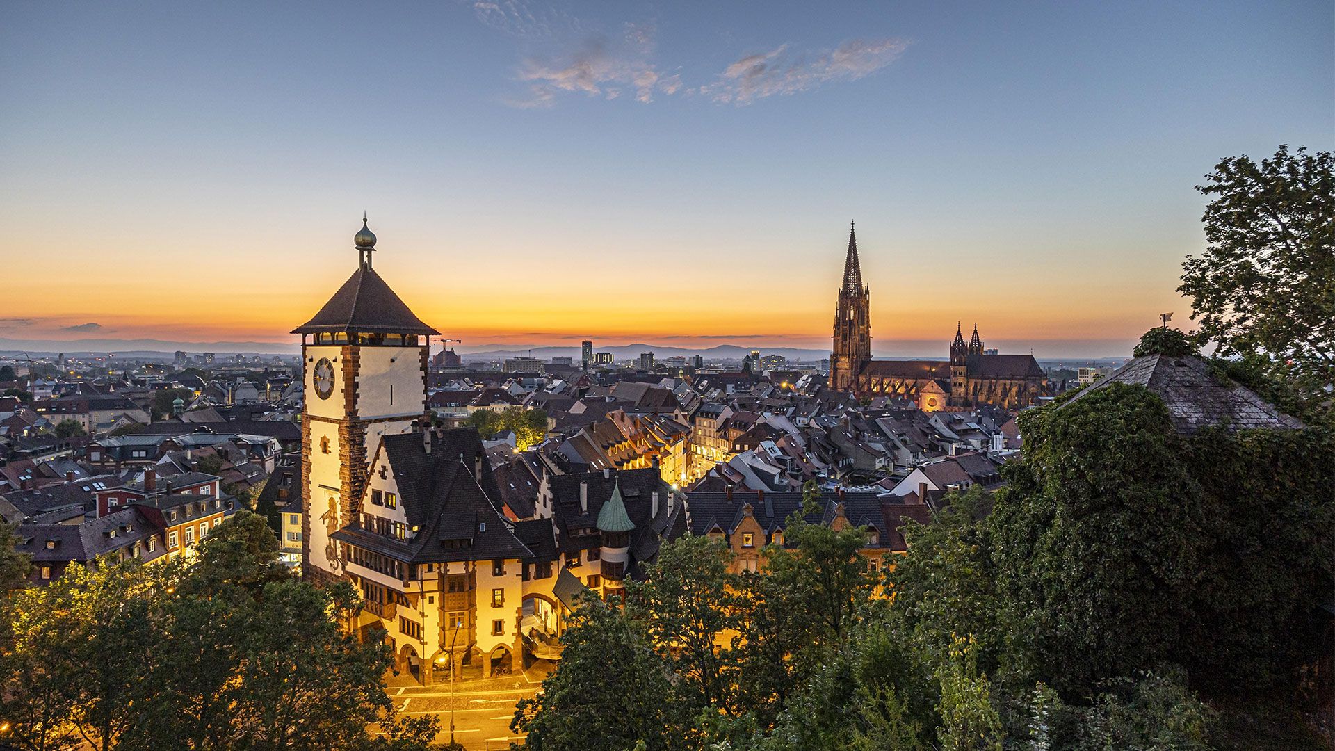 Blick auf Freiburg. Schwabentor und Münster im Sonnenuntergang