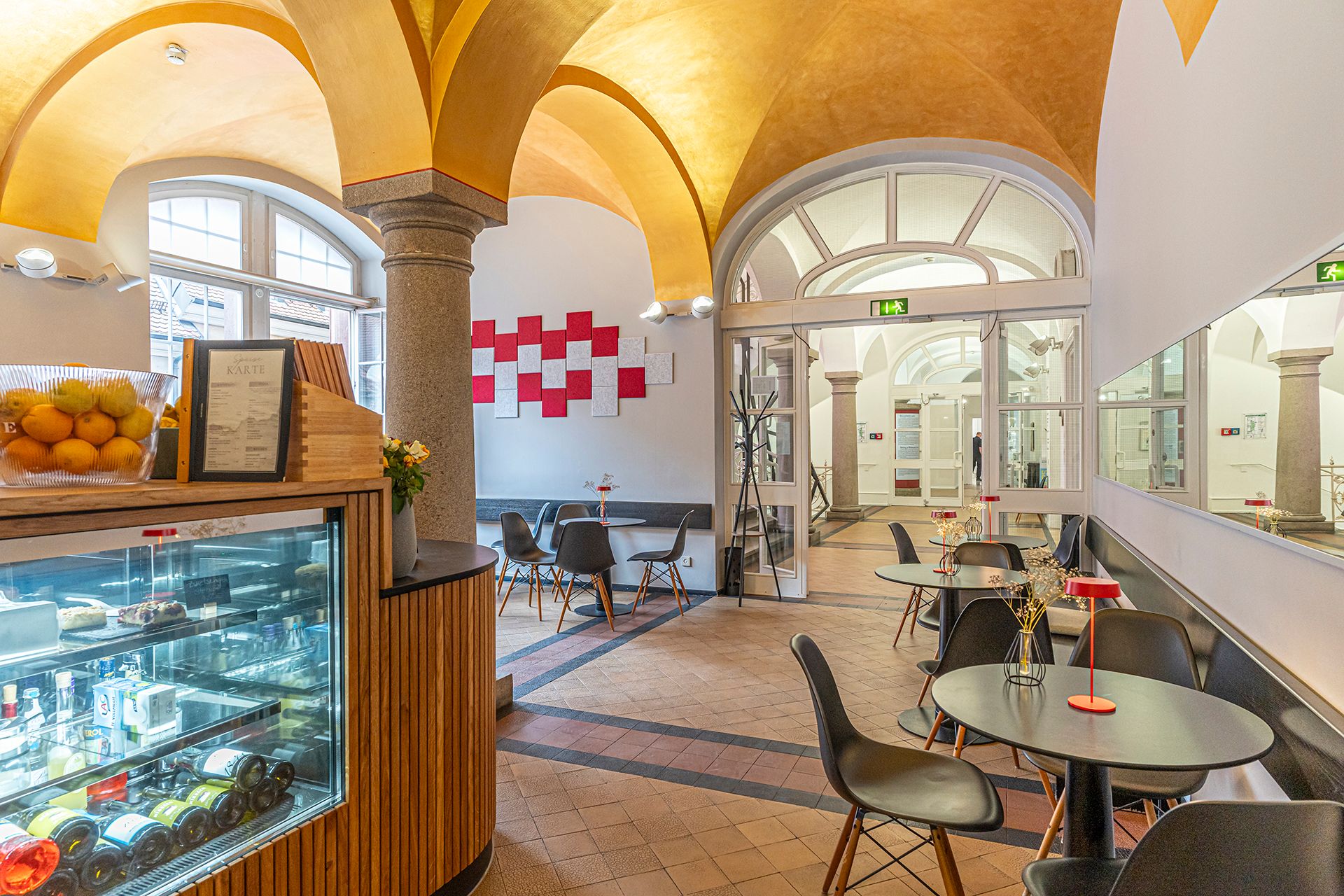 Das Café La Terrazza im Museum für Neue Kunst