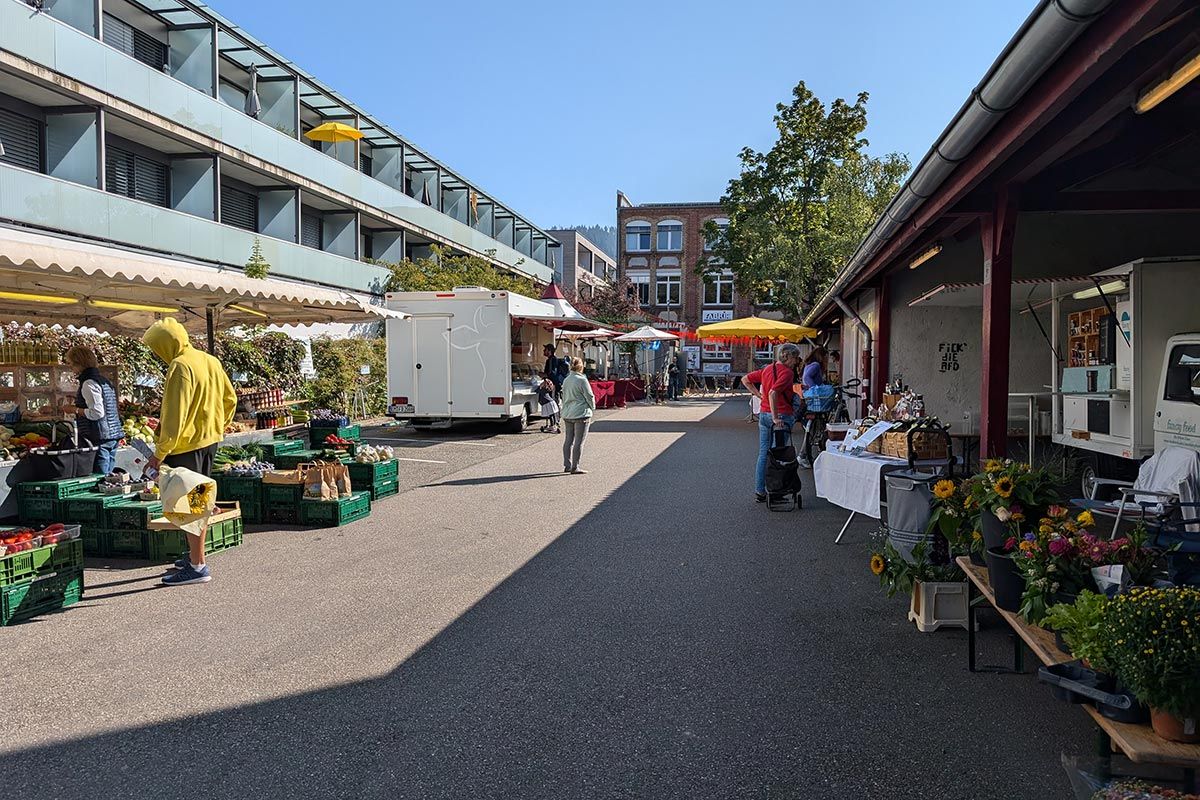 Stände auf dem Wochenmarkt in der FABRIK 