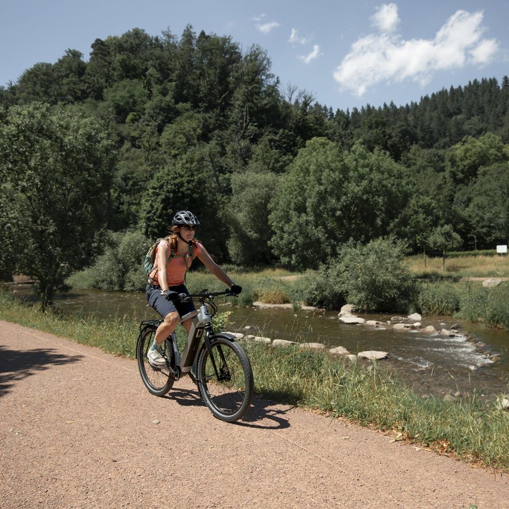 Fahrradfahrer neben der Dreisam 