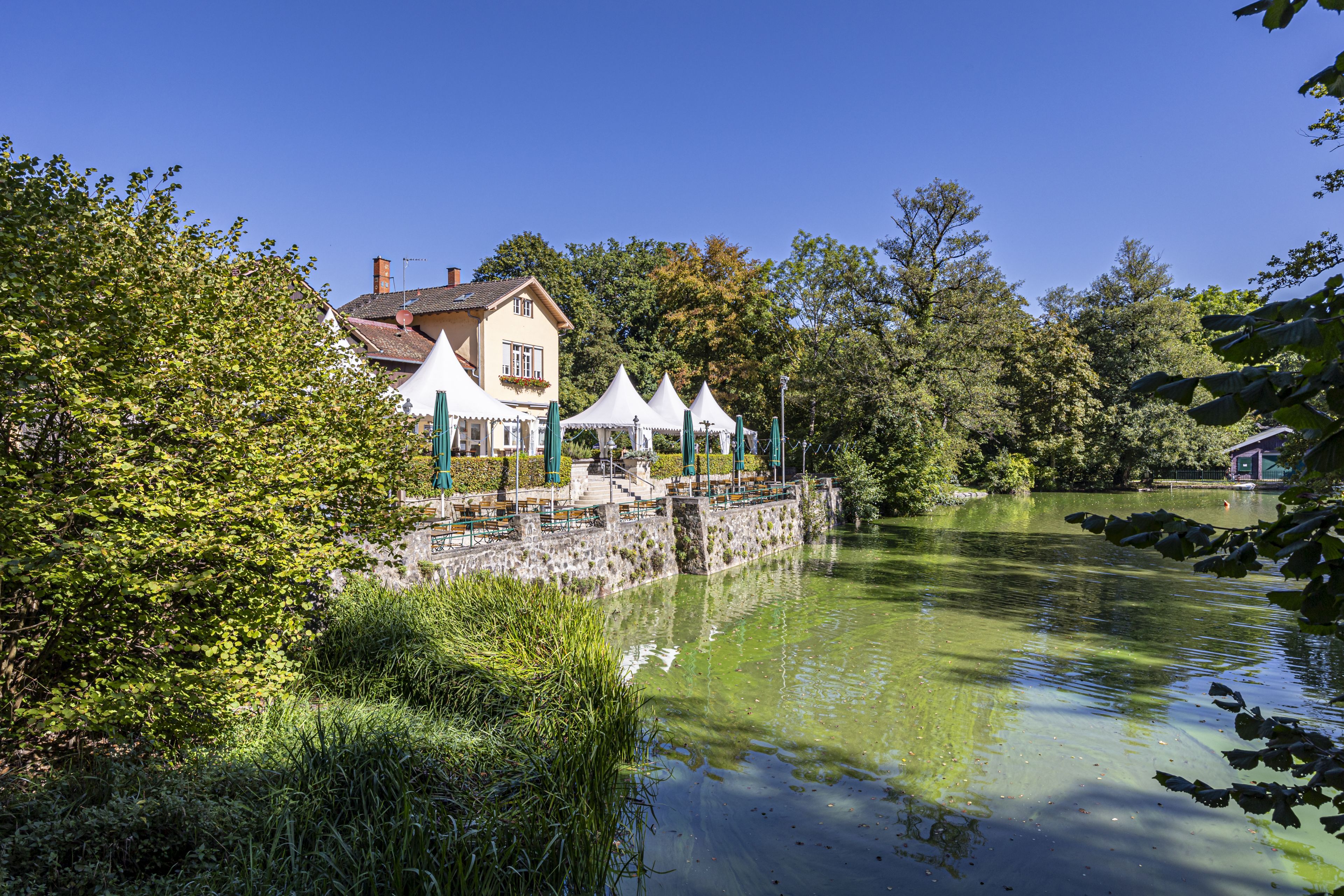 Die Gaststätte Waldsee mit dem namengebenden See im Vordergrund.