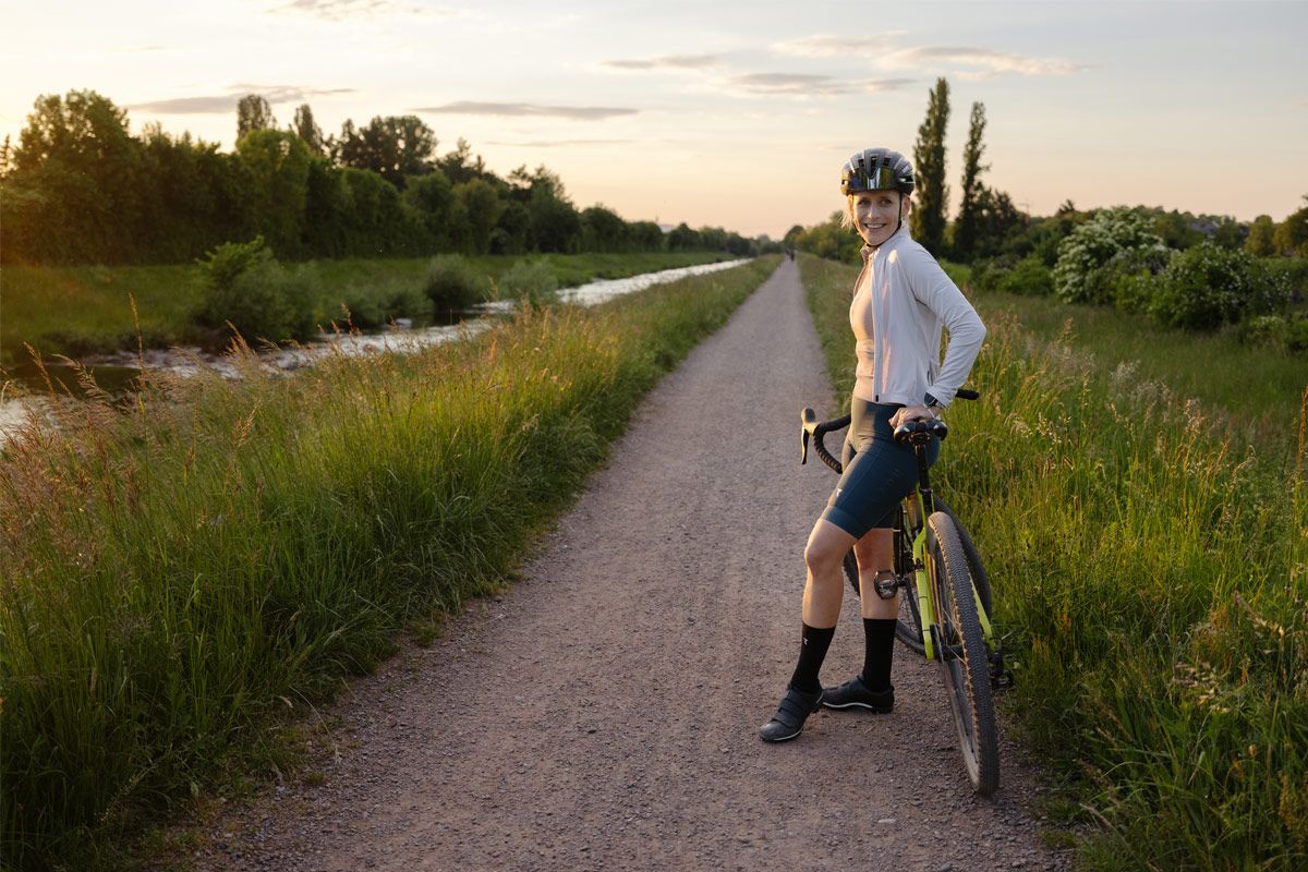 Wiebke Lühmann mit Fahrrad an der Dreisam