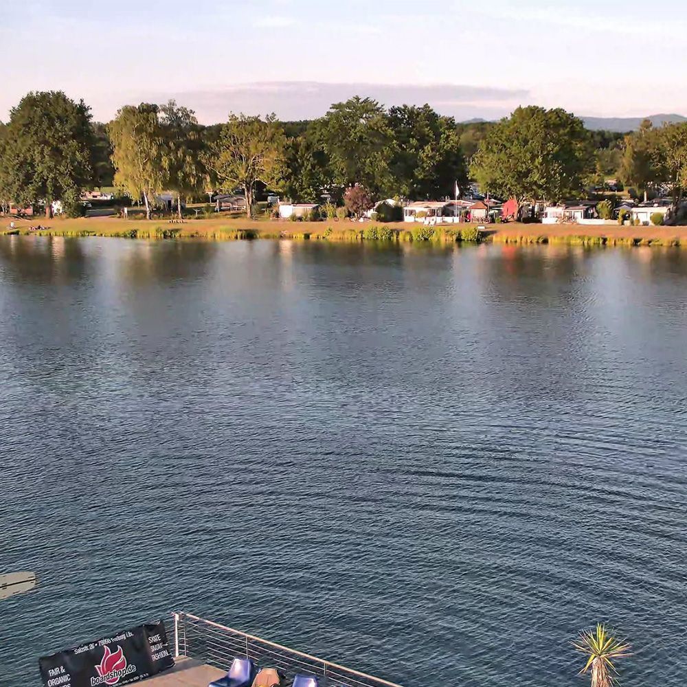 Tunisee im Vordergrund und Campingplatz im Hintergrund