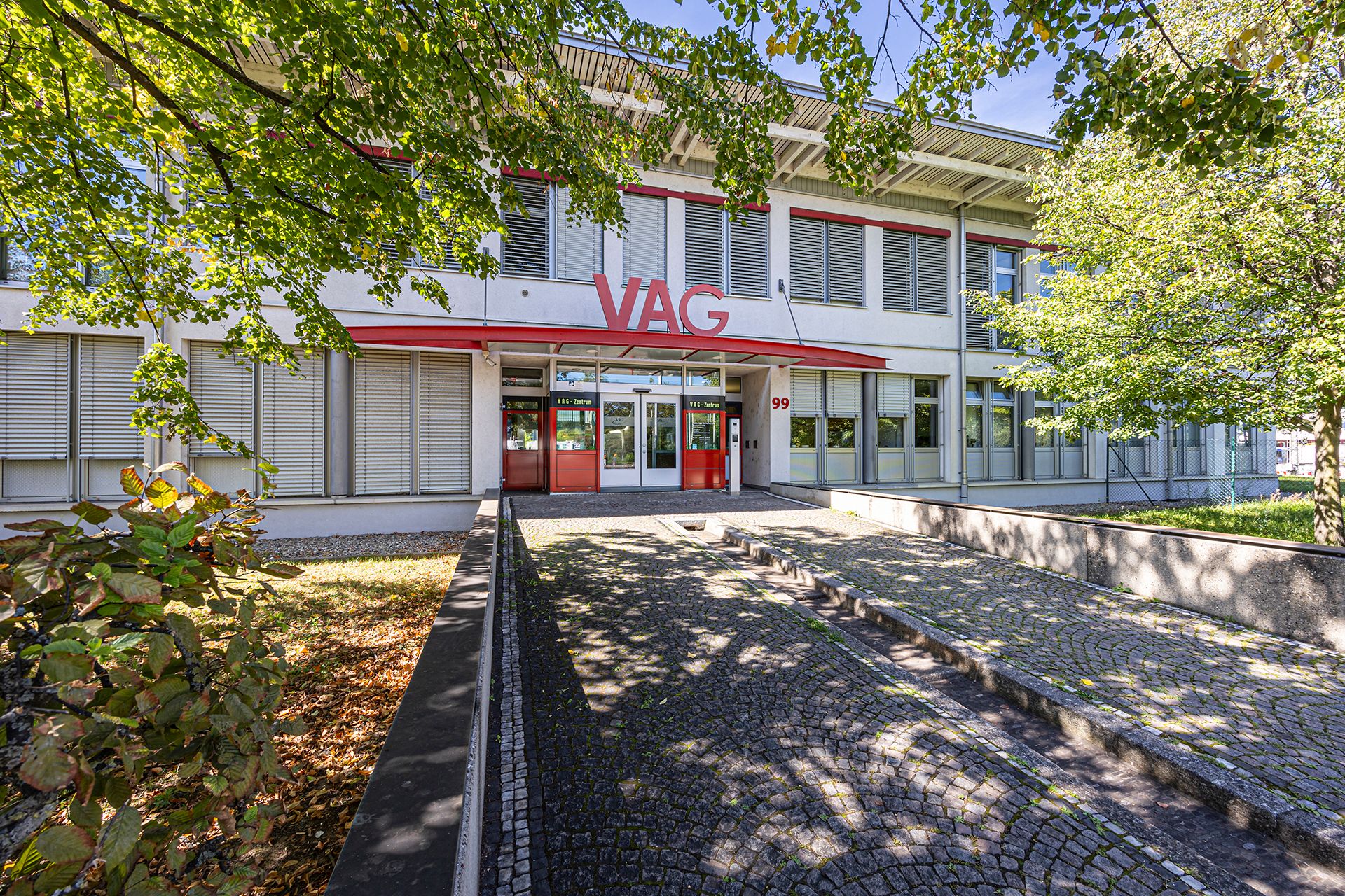 Eingang des VAG-Zentrums im Sommer 