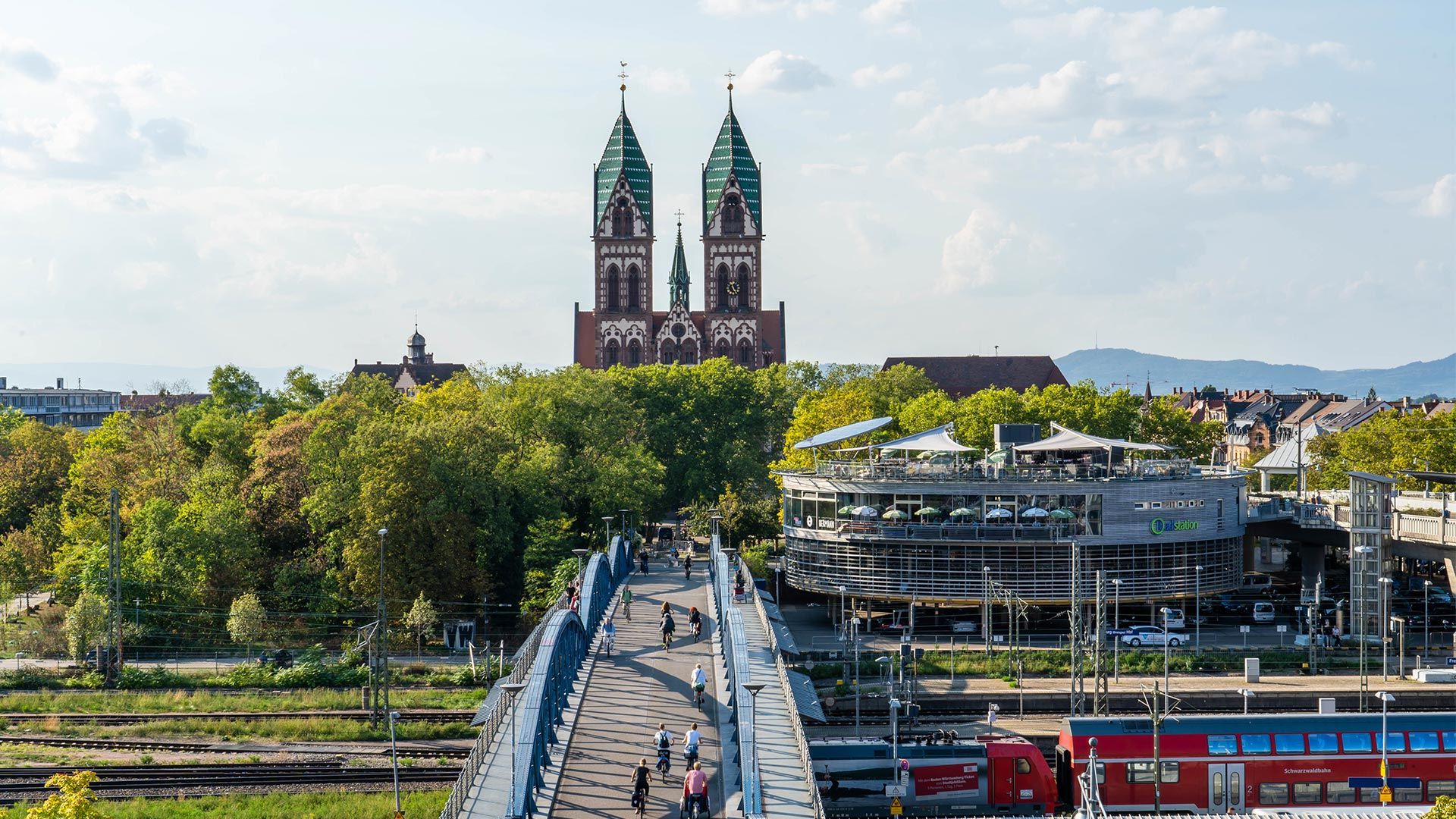 Freiburg Wiwilibrücke mit Blick auf die Herz-Jesu Kirche