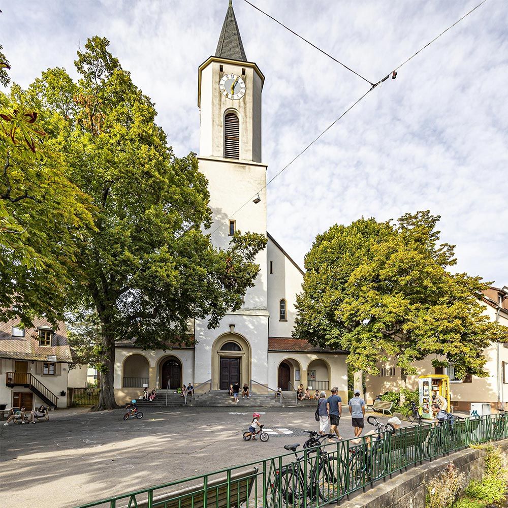 Freiburg Herdern Kirchplatz und Kirche St Urban