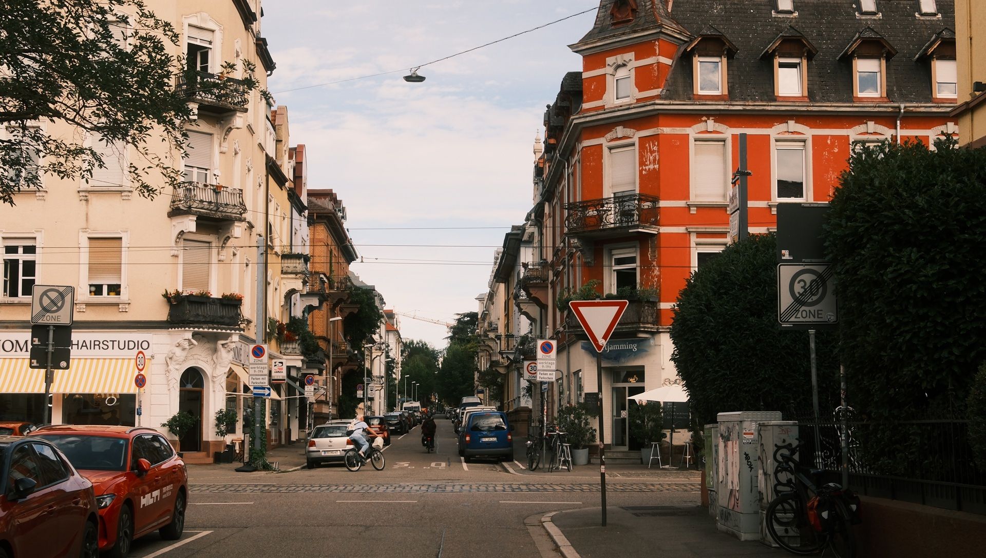 Straßenzug in der Wiehre mit Altbauten