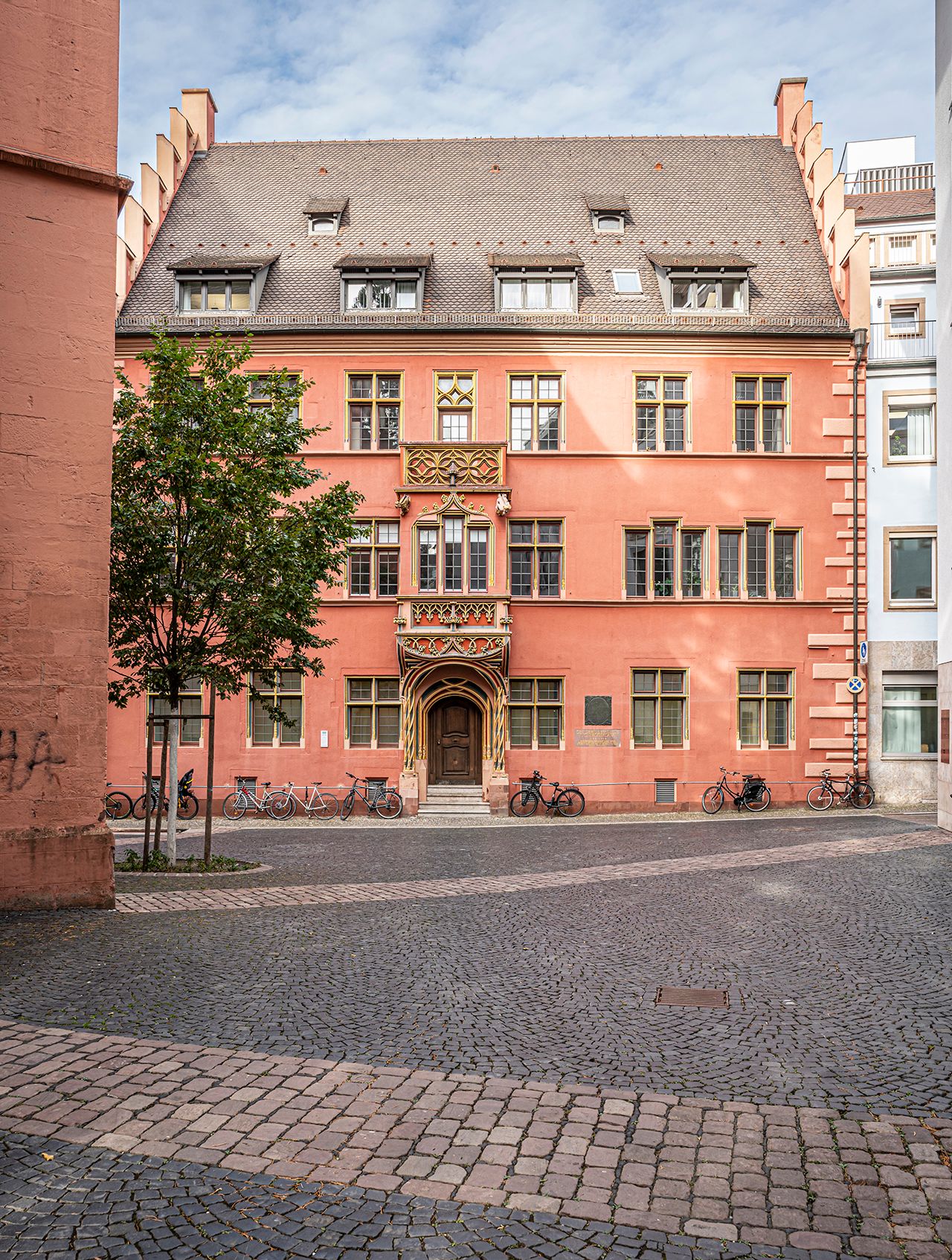 Fassade Haus zum Walfisch vom Rathausplatz aus