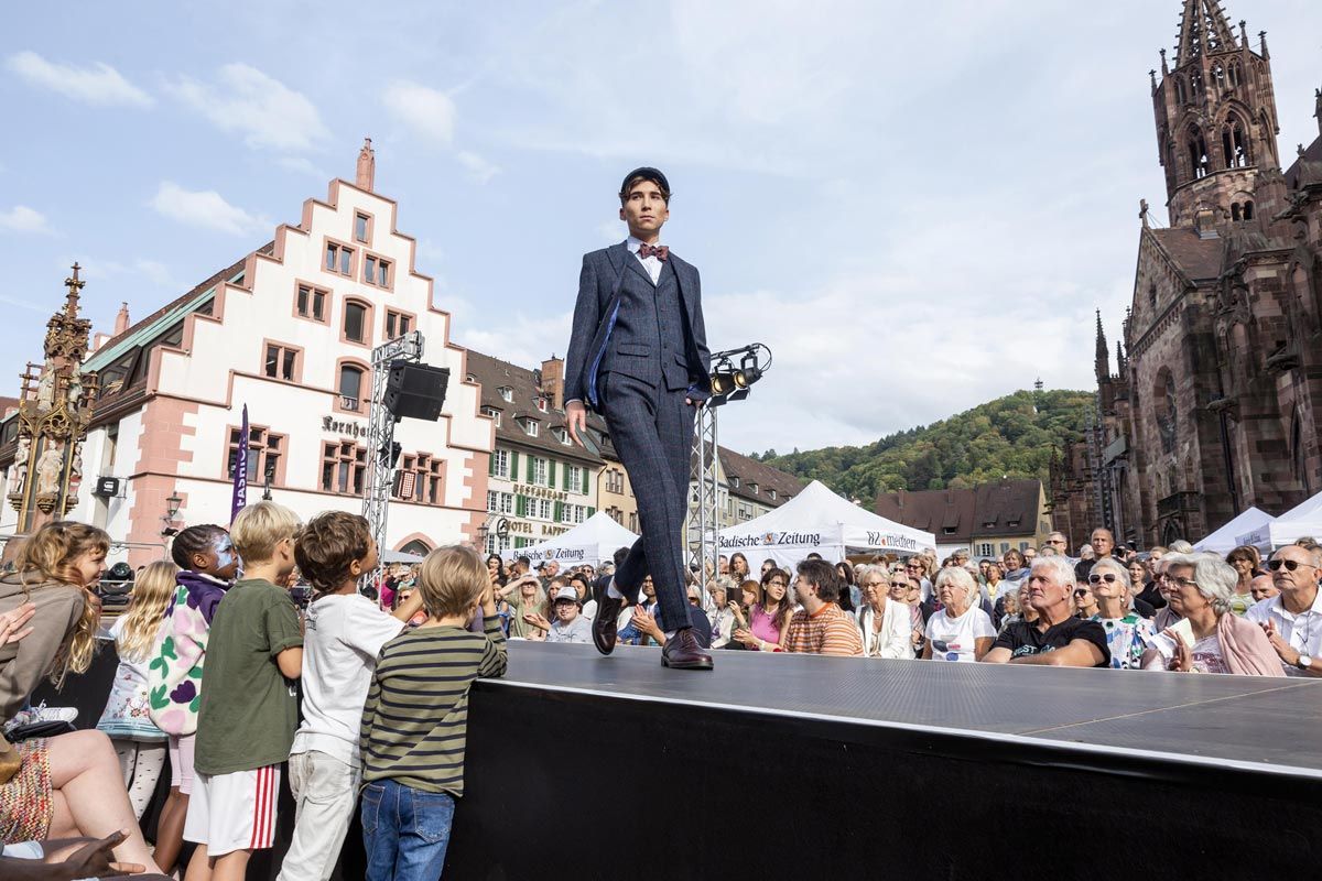 Laufsteg Model auf dem Fashion & Food Festival Freiburg 2023