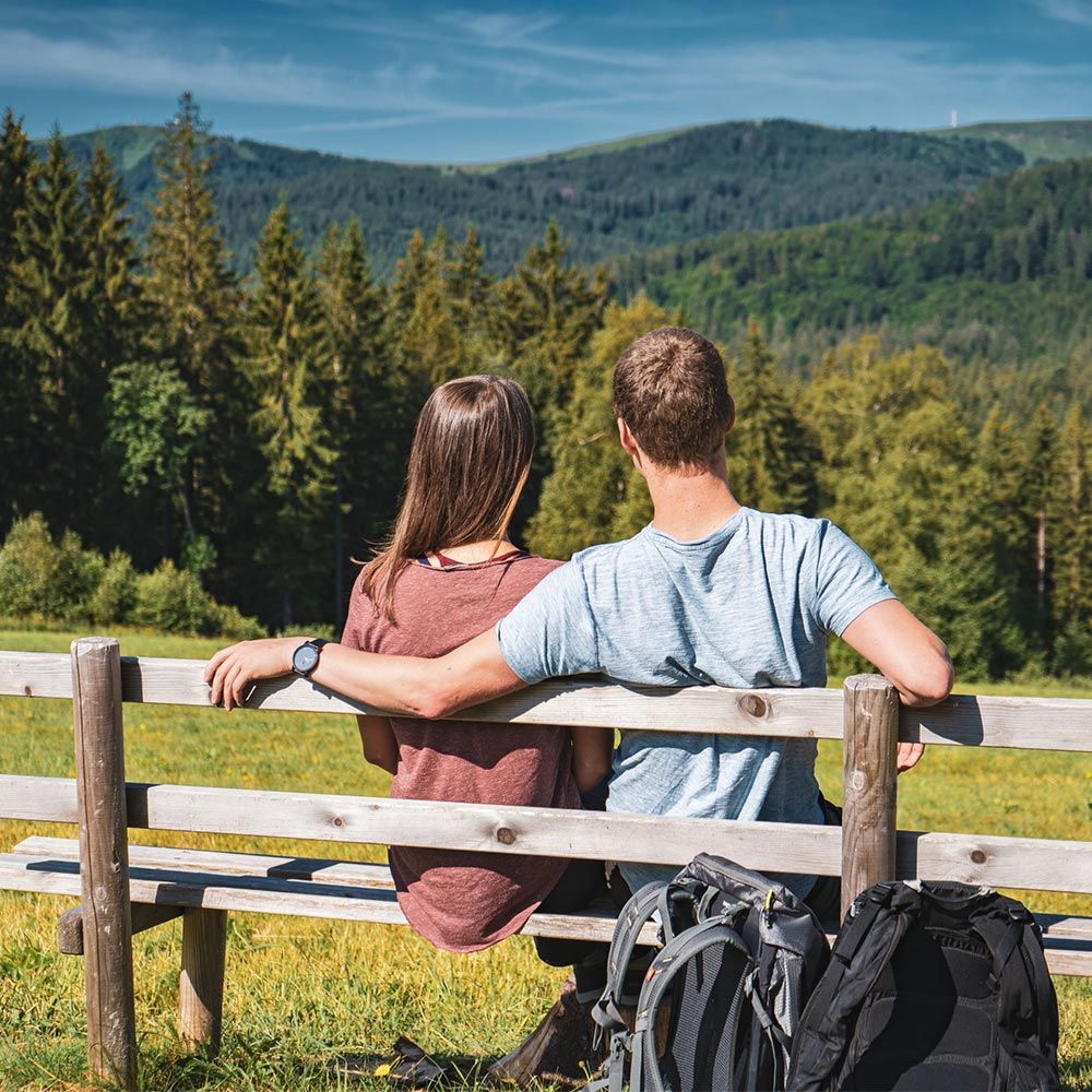 Pärchen sitzt auf einer Bank.Genießerpfad Säbelthomaweg