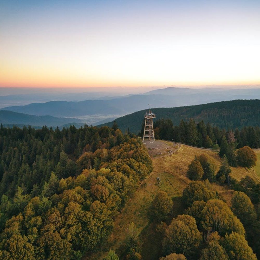 Blick auf den Schauinslandturm bei Sonnenaufgang