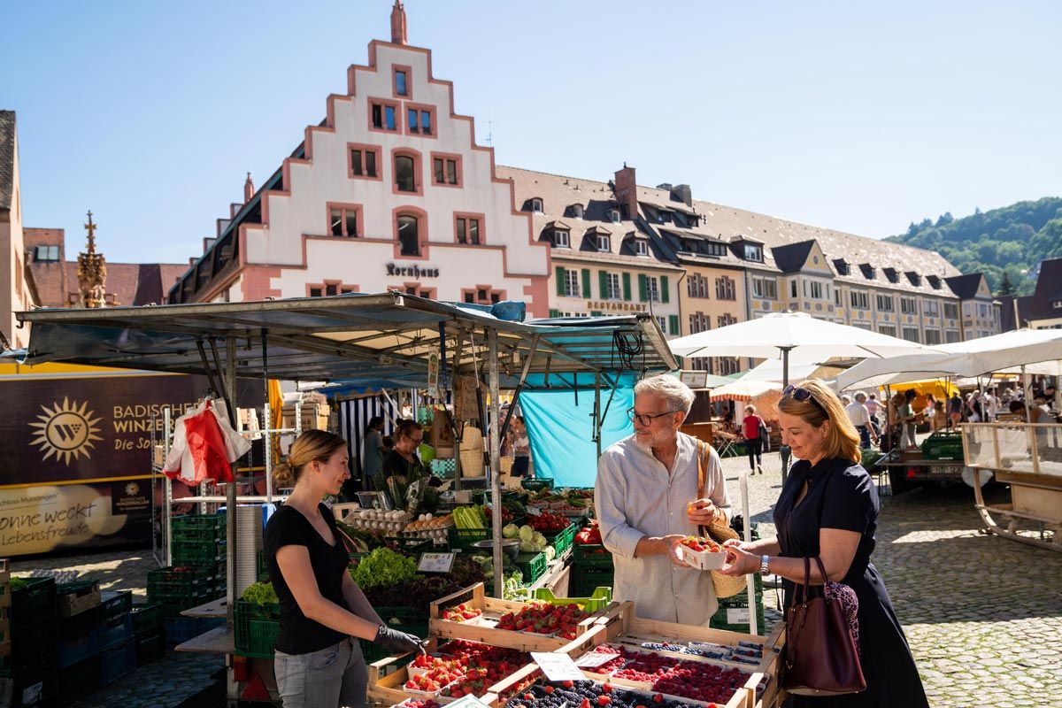 Paar kauft auf dem Münstermarkt ein