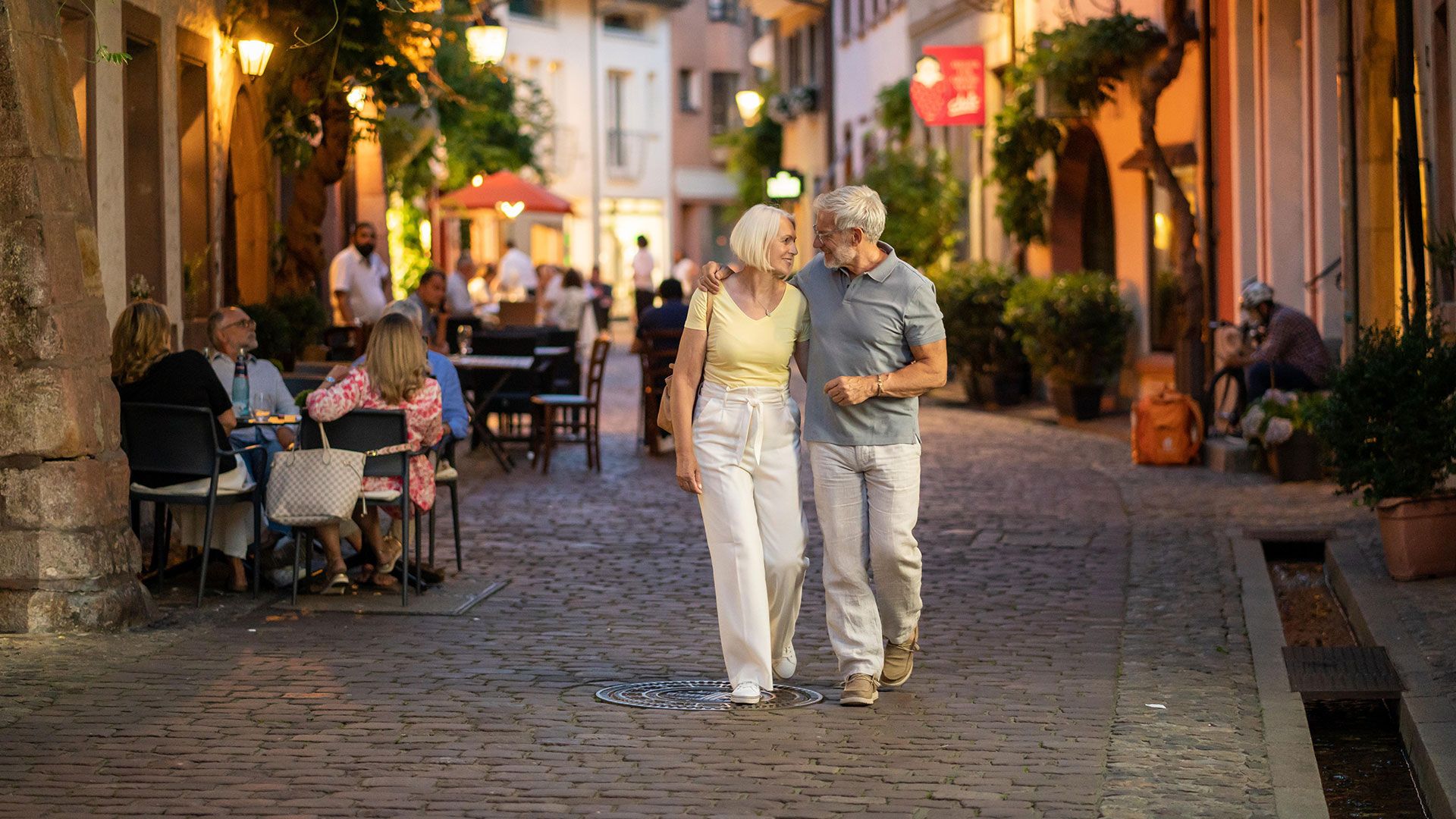 Best Ager Paar schlendert abends durch die Konvitkstrasse 