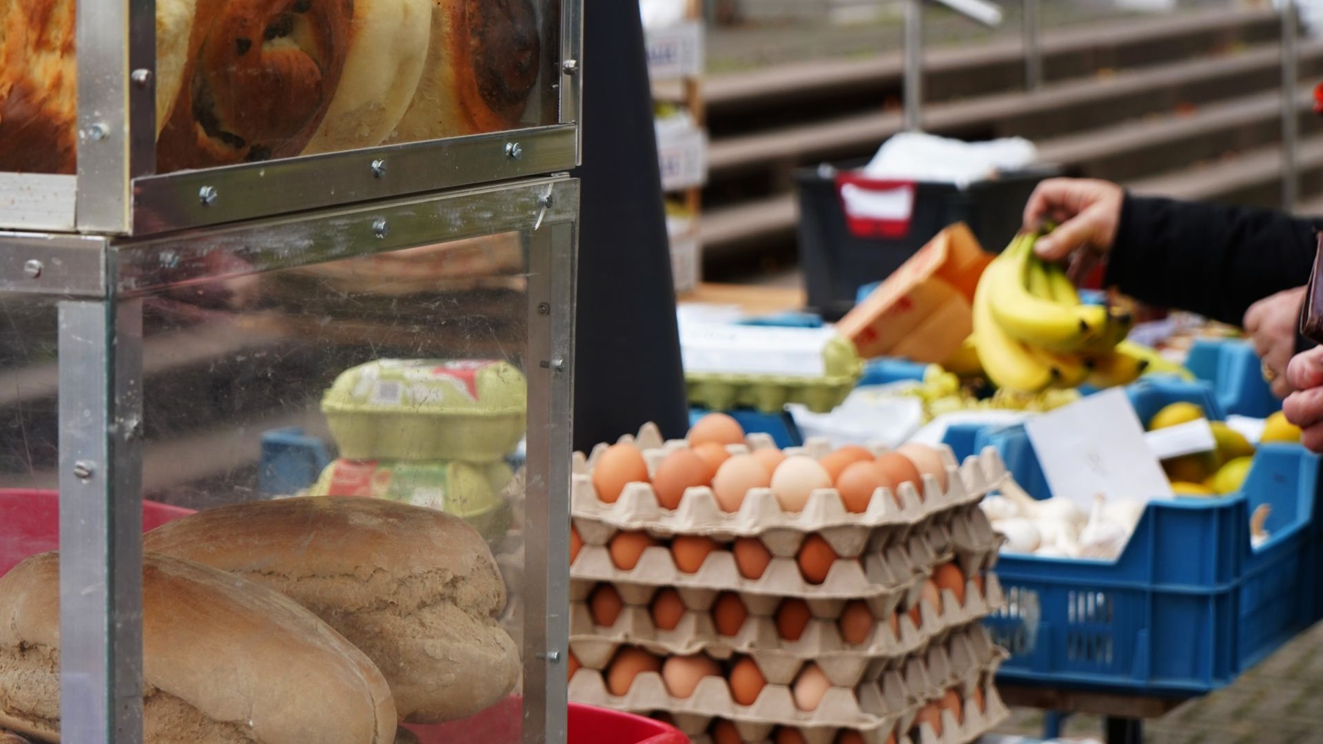 Marktstand auf dem Wochenmarkt in Freiburg-Beurbarung