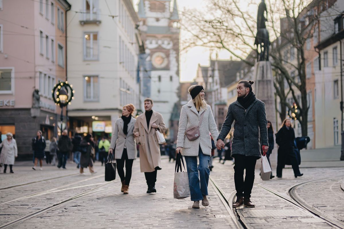 Paare shoppen in der KaJo in Freiburg
