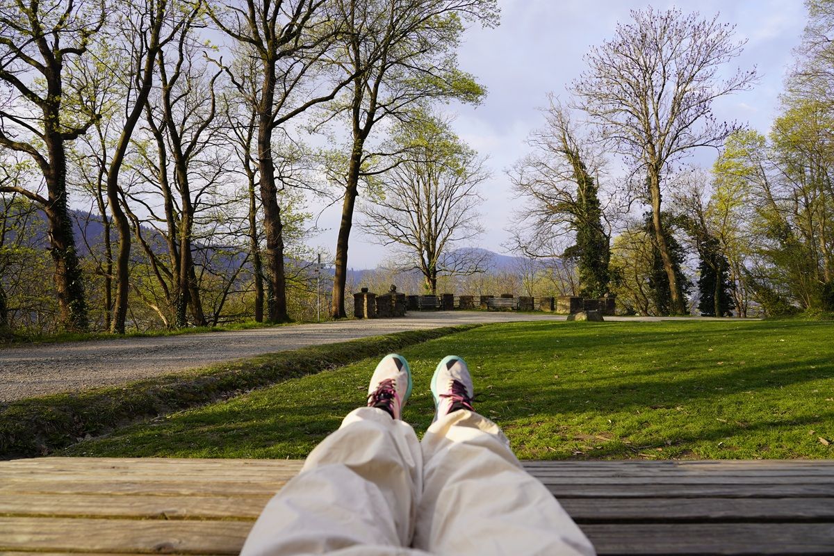 Liegesitz auf dem Schlossberg mit Blick ins Grüne