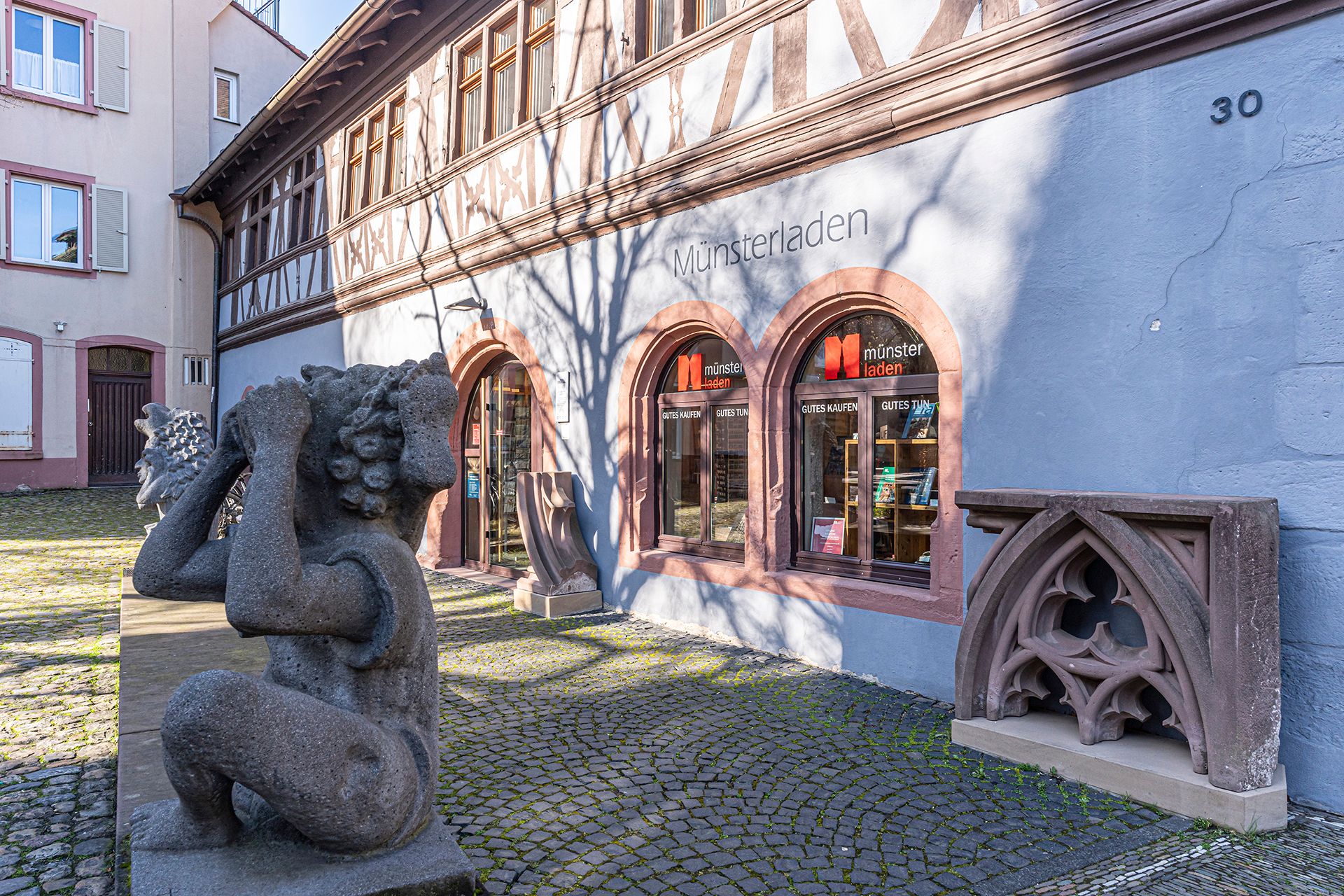 Der Münsterladen in der Alten Münsterbauhütte in Freiburg