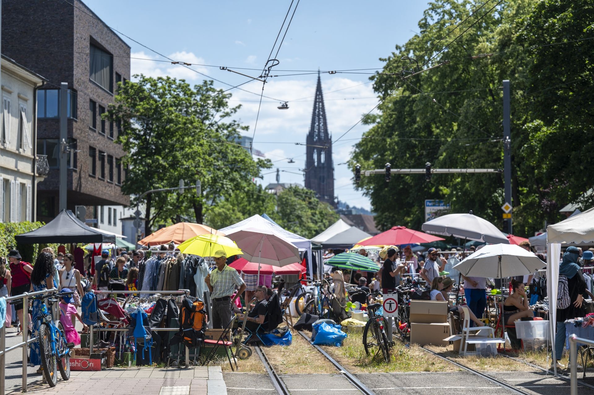 Flohmarkt & Straßenfest in der Habsburger Straße