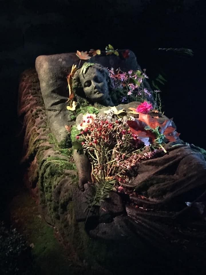 Historix-Tours : Tour du cimetière - Visite guidée de la ville avec des acteurs*.