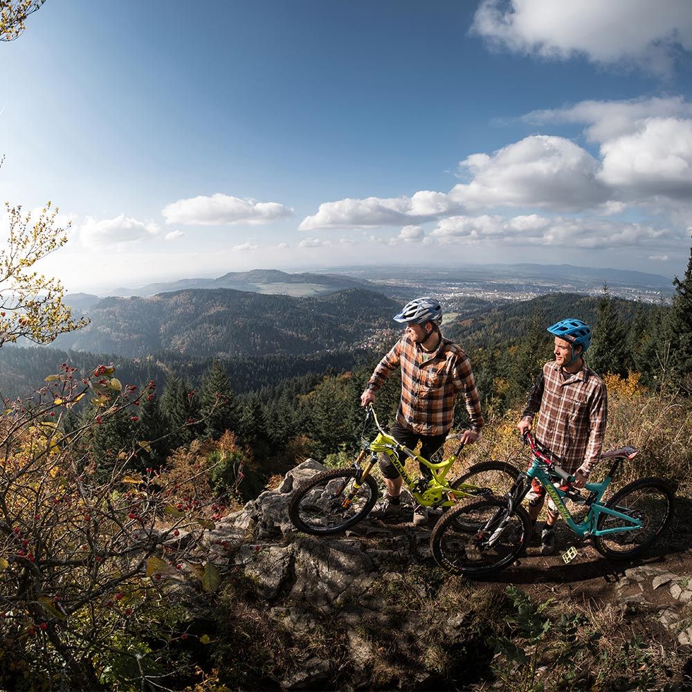 Mopuntainbiker im Schwarzwald auf Felsvorsprung