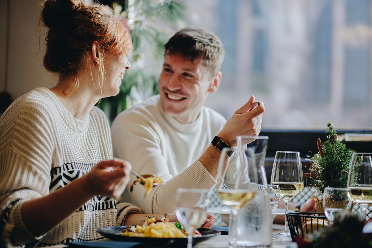 Paar isst gemeinsam im Restaurant