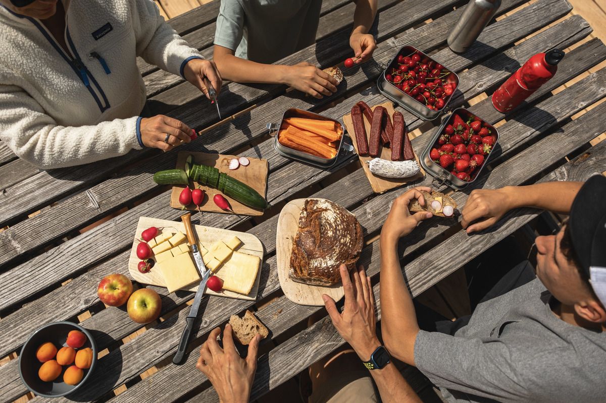Picknick-Tisch mit Essen und Getränken
