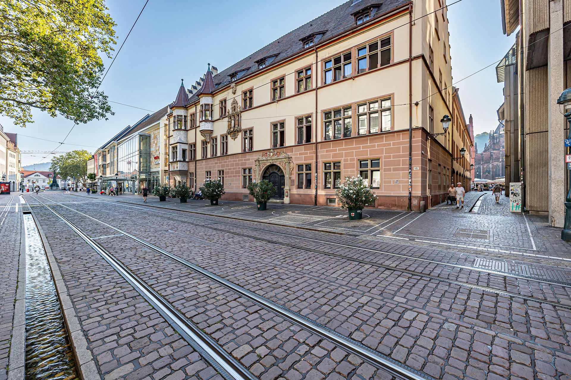 Außenansicht Basler Hof mit Kaiser-Joseph-Straße