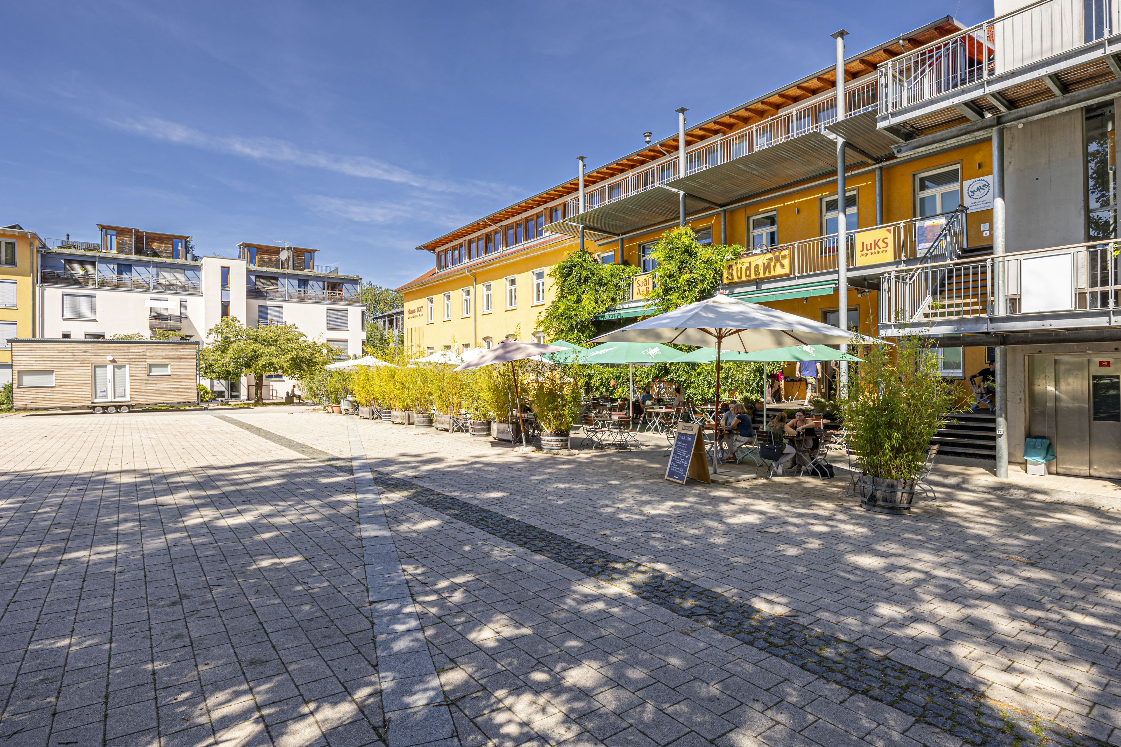 Das Stadtteilzentrum (Haus) 037 im Stadtteil Vauban am Alfred-Döblin-Platz.
