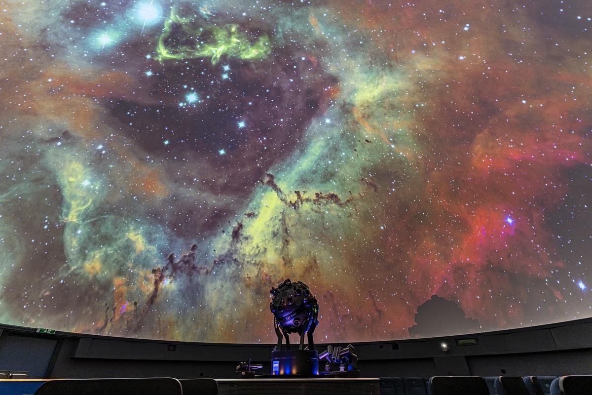Im Planetarium wird ein Bild der Galaxie gezeiegt