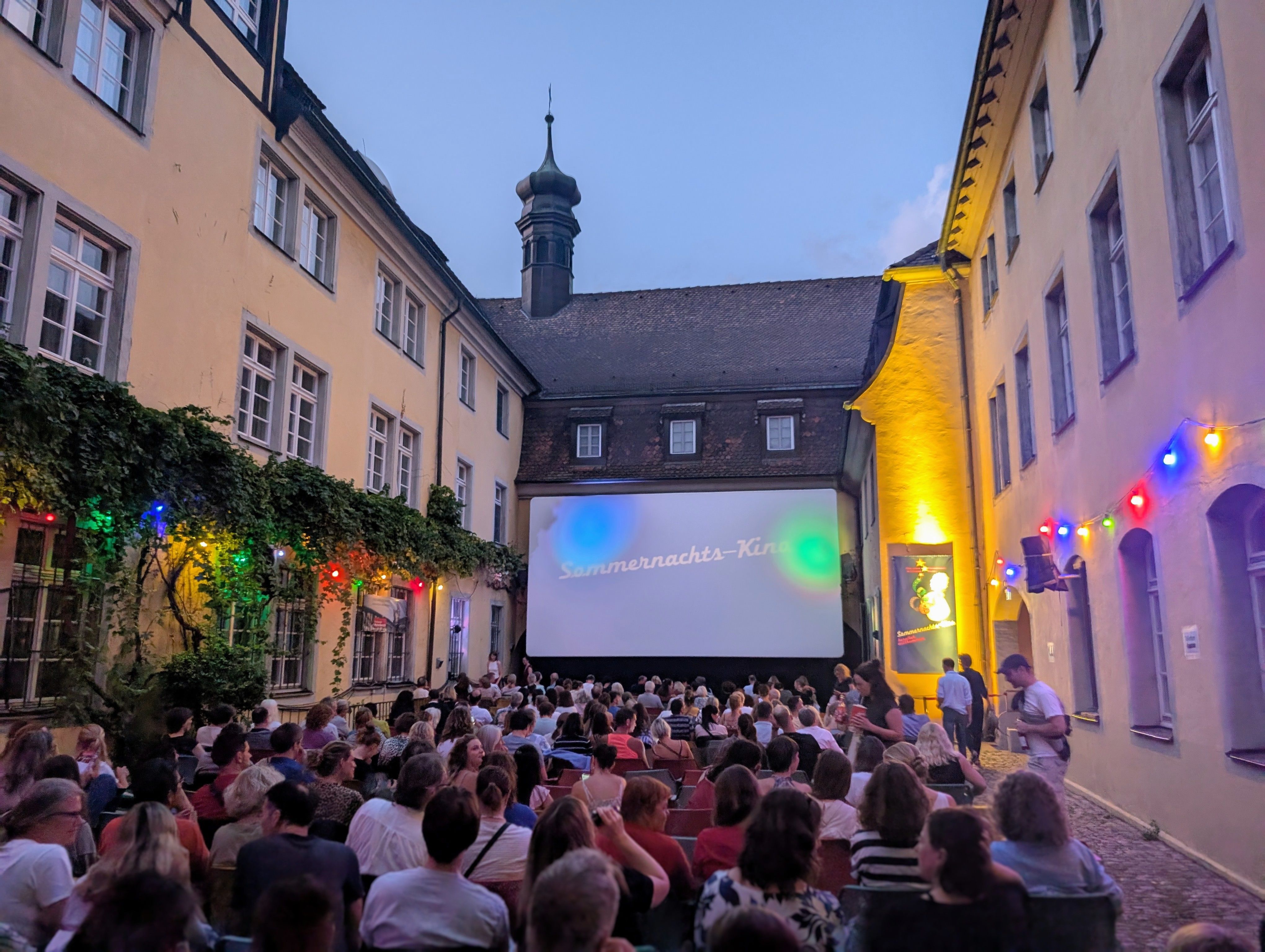 Innenhof des Schwarzen Klosters während des Sommernachtskinos
