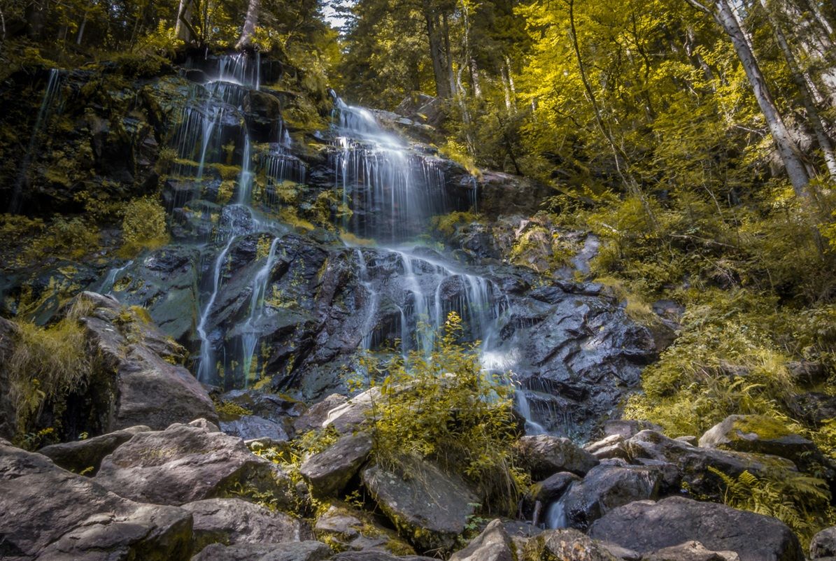 Ein Wasserfall fließt über Steine