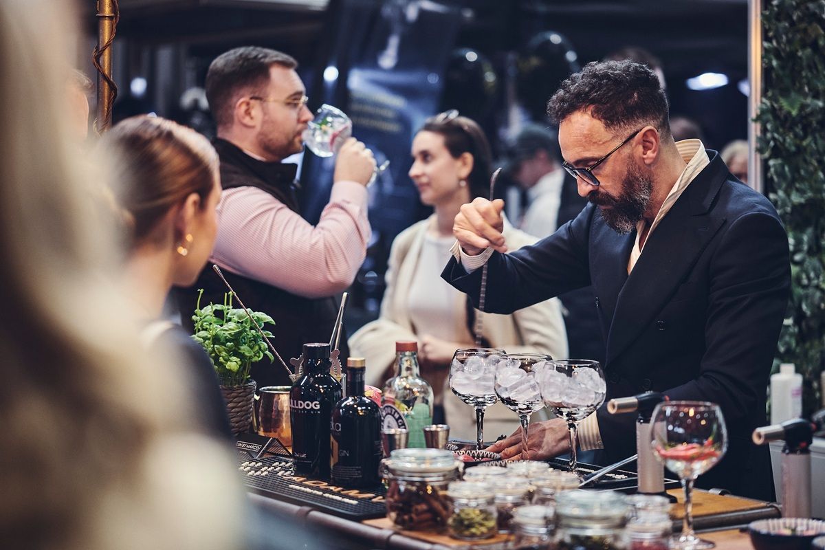 Mann mixt Cocktails