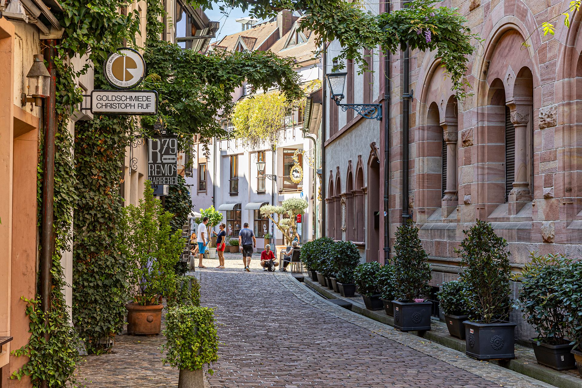 Konviktstraße mit Kopfsteinpflaster im Sommer