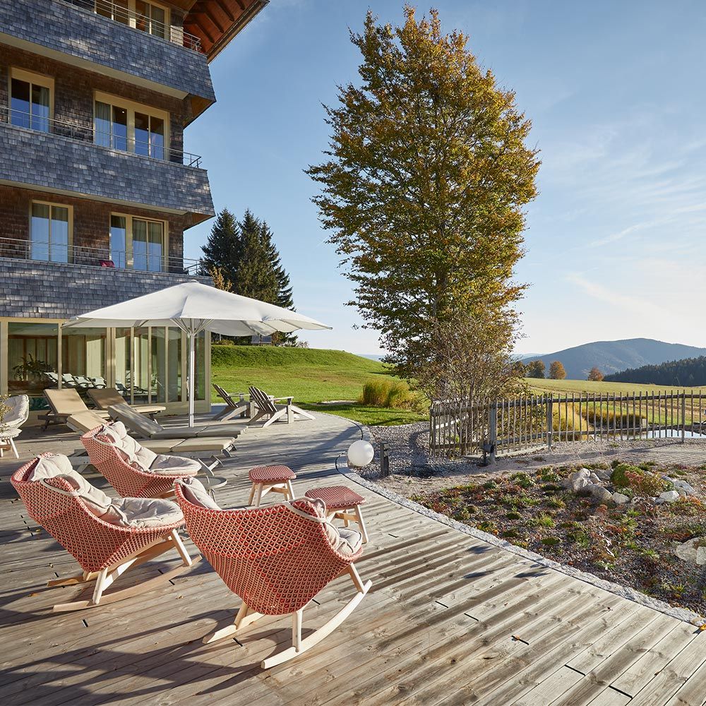 Wellnessbereiche Außen mit Liegestühlen Wellnesshotel Die Halde