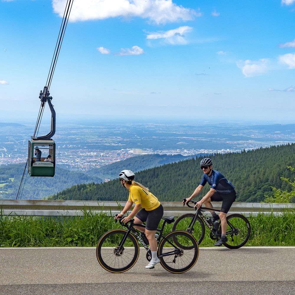 Rennradfahrer unterhalb der Schauinslandbahn