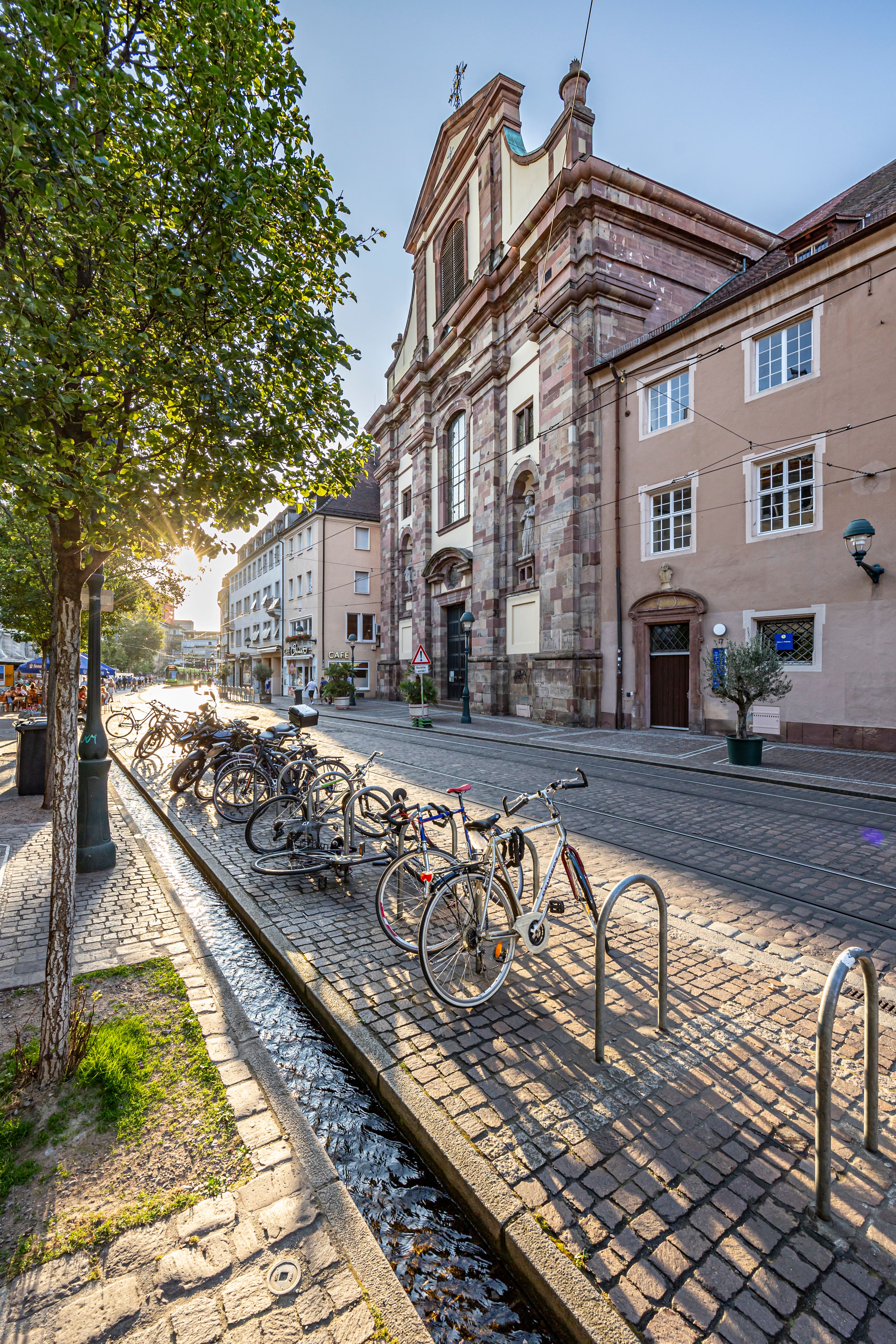 Blick über die Bertoldstraße auf den Eingang der Universitätskirche. 