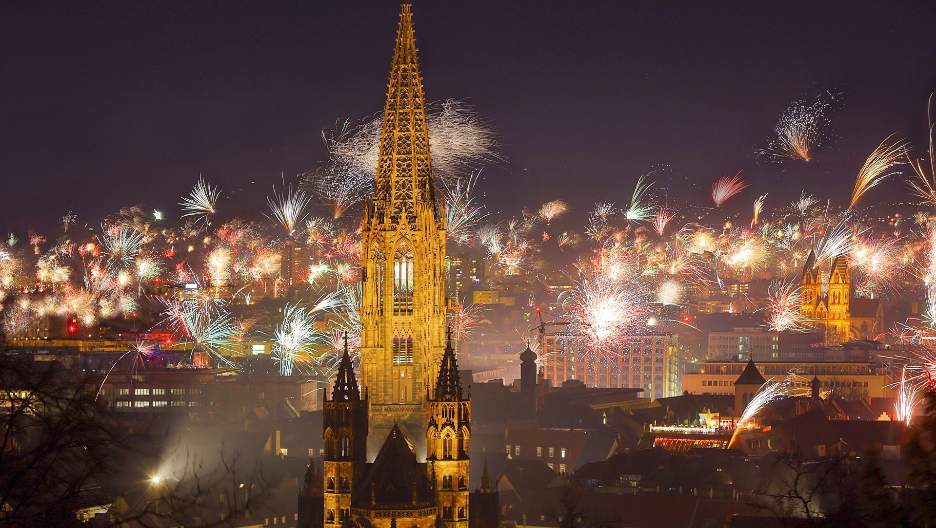 Blick auf Freiburg und das Münster mit Feuerwerk