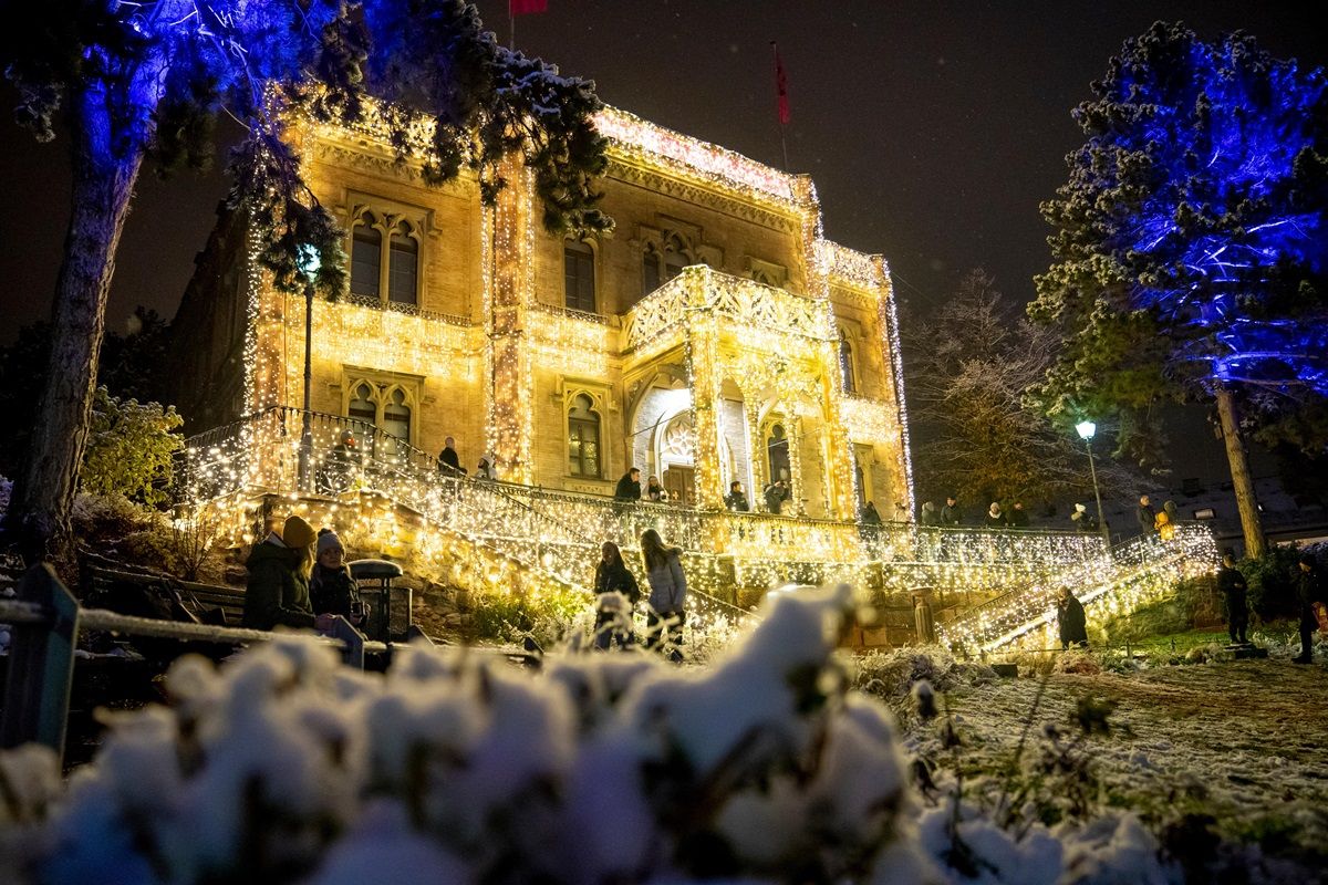 Blick auf das Colombischlössle mit Lichtern