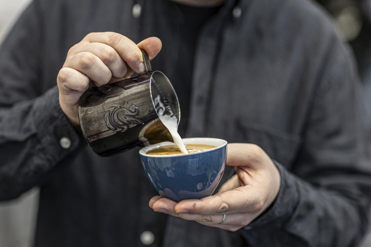 Eine Person macht einen Cappucchino