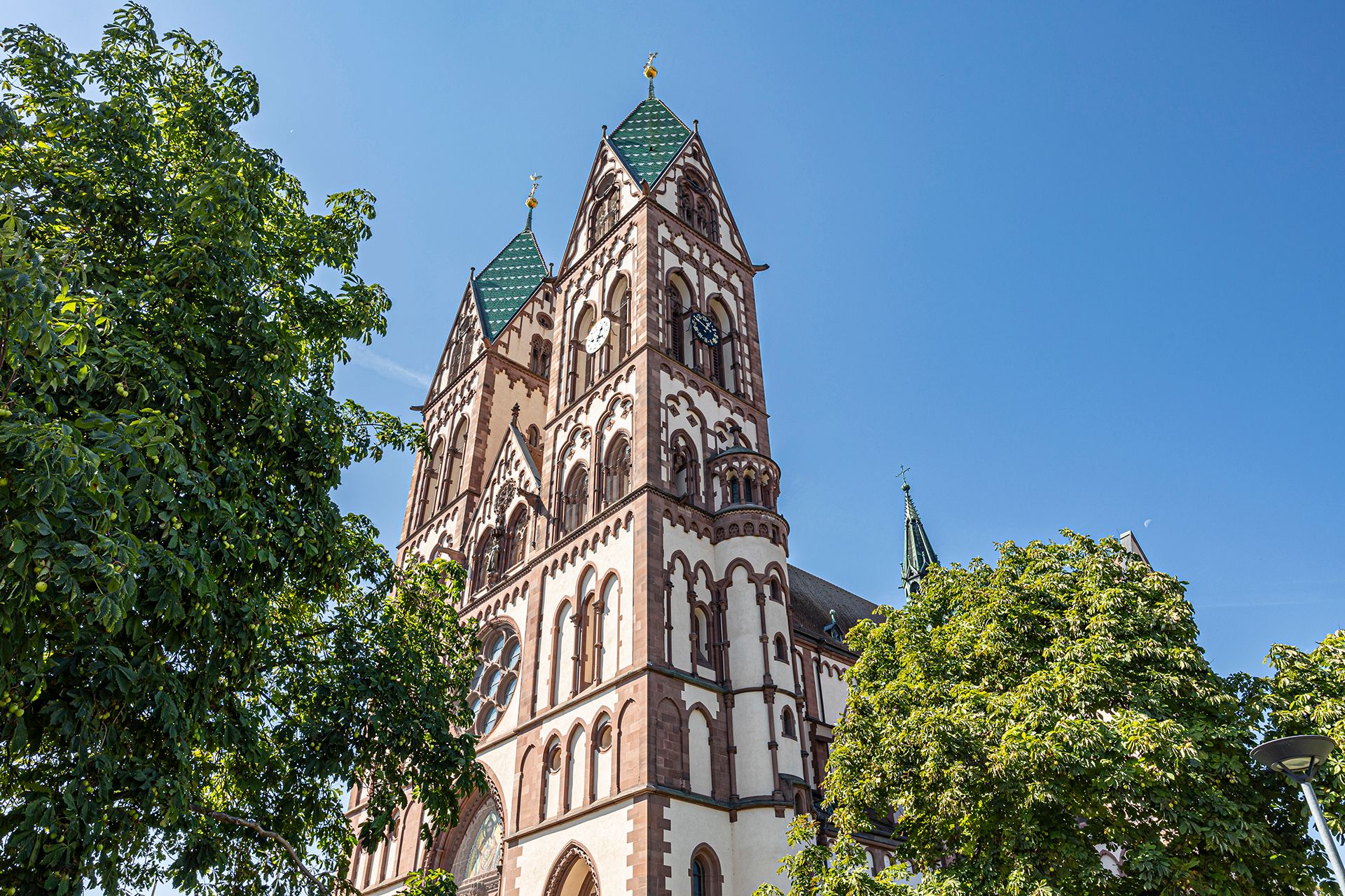 Türme Herz-Jesu-Kirche auf dem Stühlinger Kirchplatz 