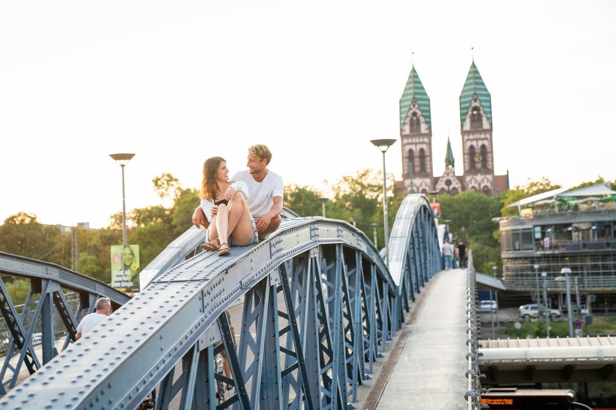 Paar sitzt auf der Wiwili Brücke