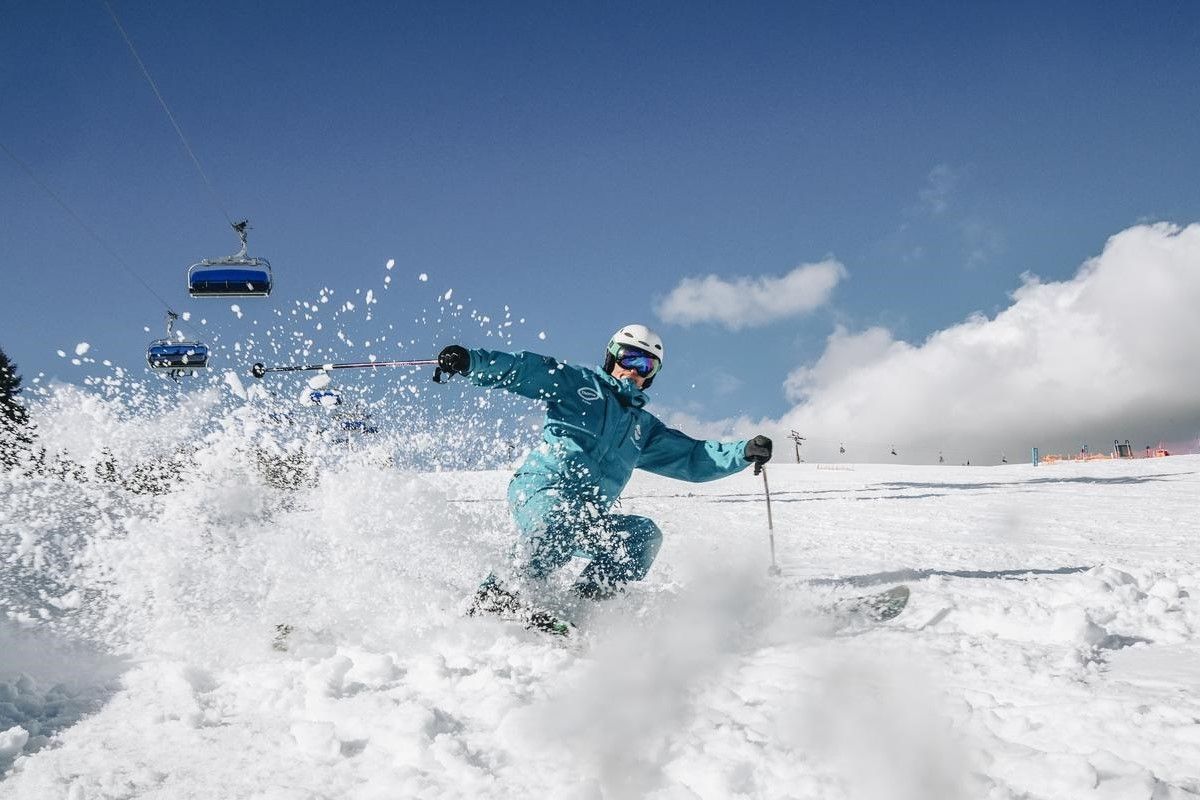 Skifahrer auf den Feldberg vor der Gondel bei Schnee 