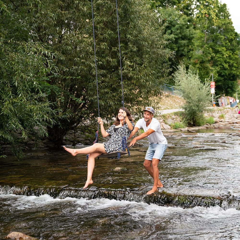PÜärchen auf der Dreisamschaukel Freiburg