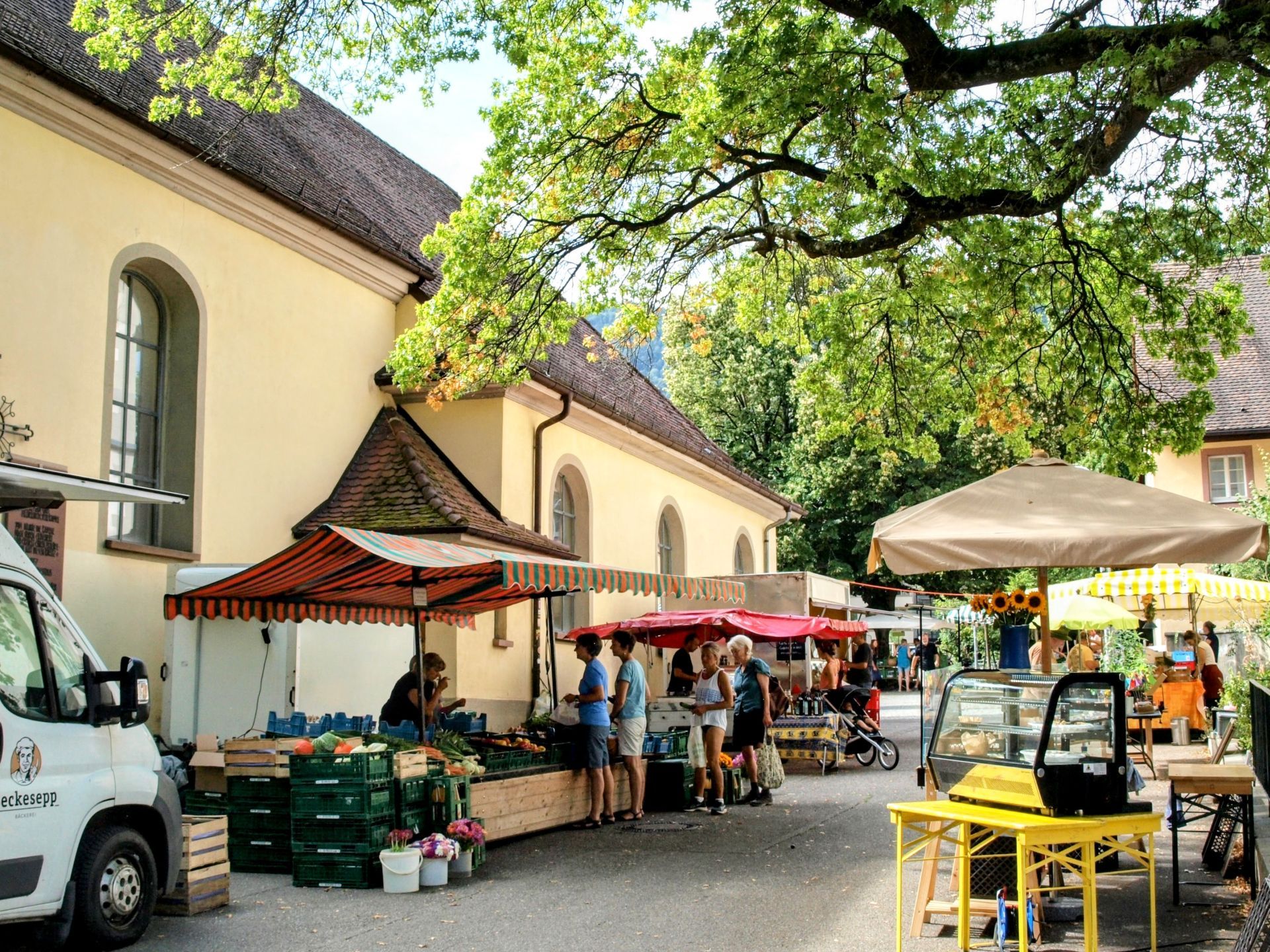 Markstände auf dem Bauernmarkt in Freiburg-Littenweiler