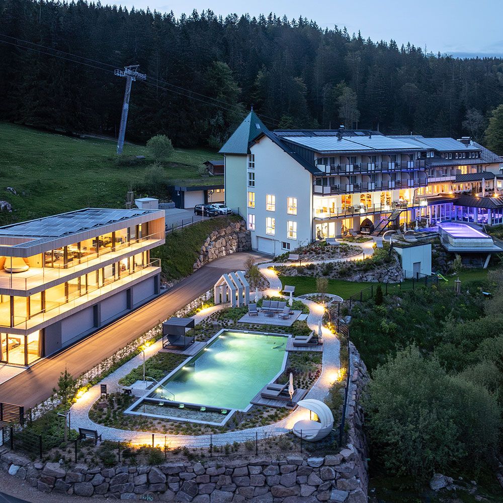 Ansicht von oben auf das Hotel Belchenhotel Jägerstüble und den Aussenbereich mit Pool