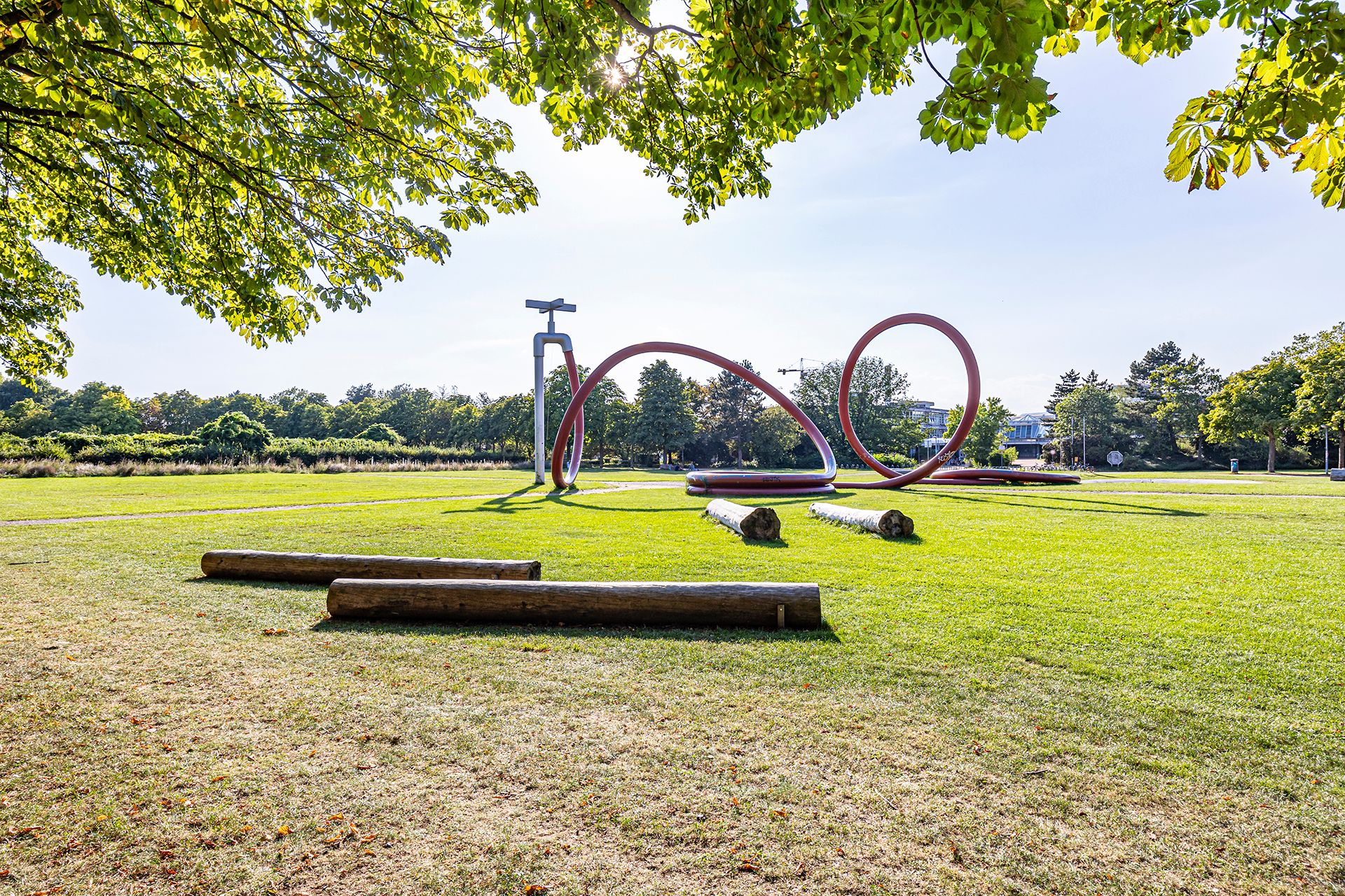 Eschholzpark mit einem Kunstobjekt in Form eines Gartenschlauchs 