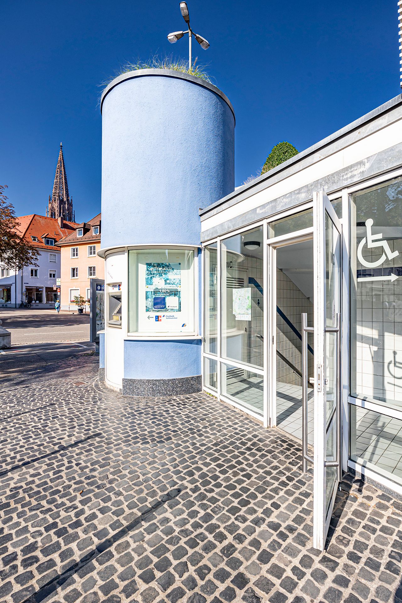 Eingang der Öffentlichen Toilettenanlage am Karlsplatz 