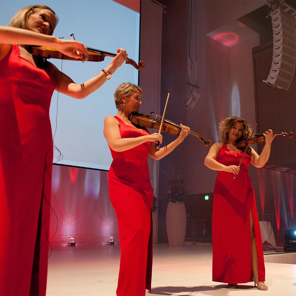 Streichquartett in roten Kleidern 