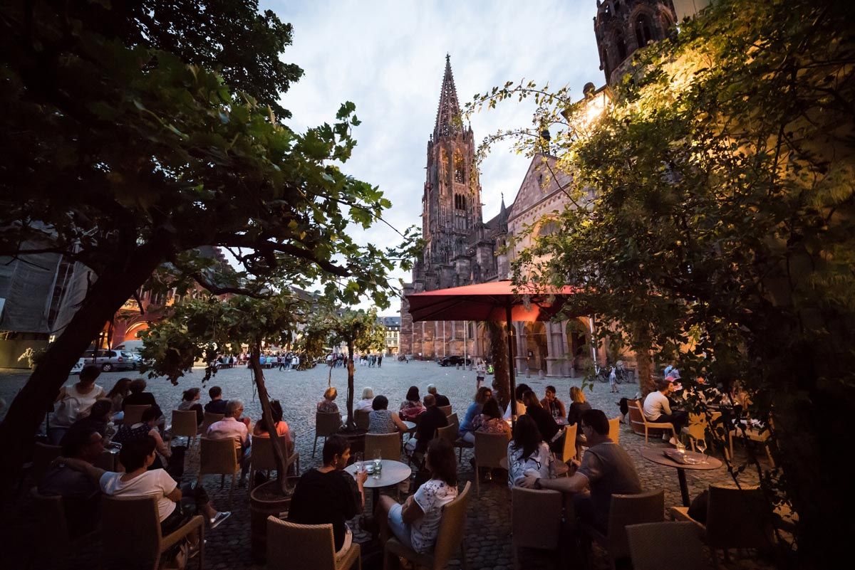 Gemütlich Wein trinken am Münsterplatz